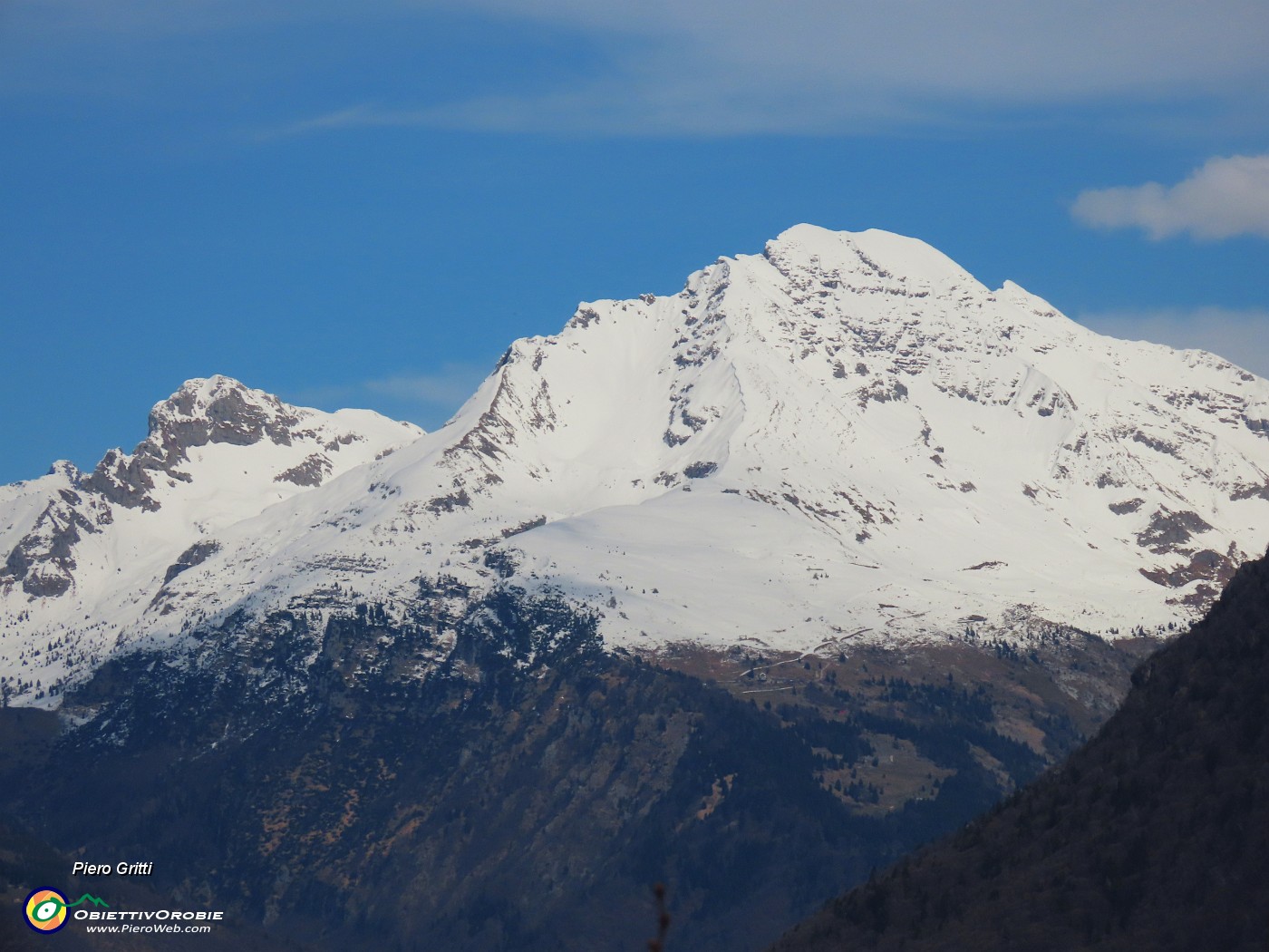 59 Zoom in Arera (2512 m) ben innevato.JPG